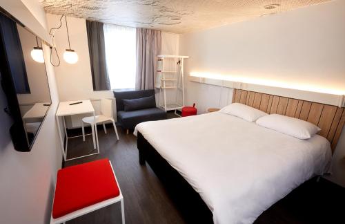 Habitación estándar con cama de matrimonio y sofá del hotel IBIS AUXERRE CENTRE. Foto 3