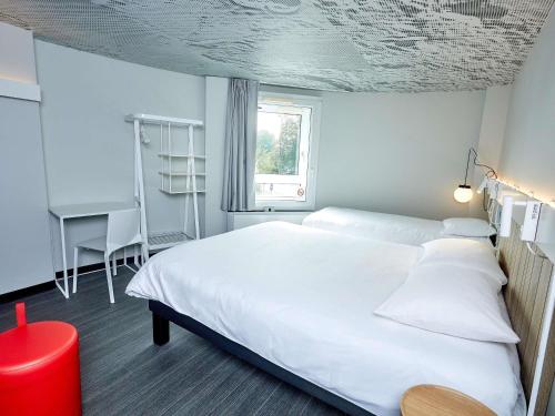 Habitación Standard no fumador con 1 cama dobley 1 cama individual del hotel IBIS AUXERRE CENTRE. Foto 2