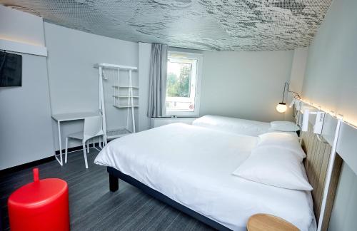 Habitación Standard no fumador con 1 cama dobley 1 cama individual del hotel IBIS AUXERRE CENTRE. Foto 3