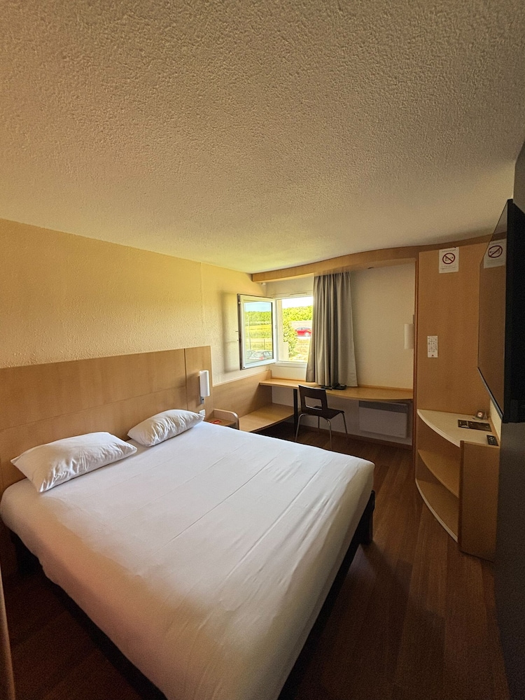 Habitación estándar, 1 cama doble del hotel Ibis Avallon. Foto 1