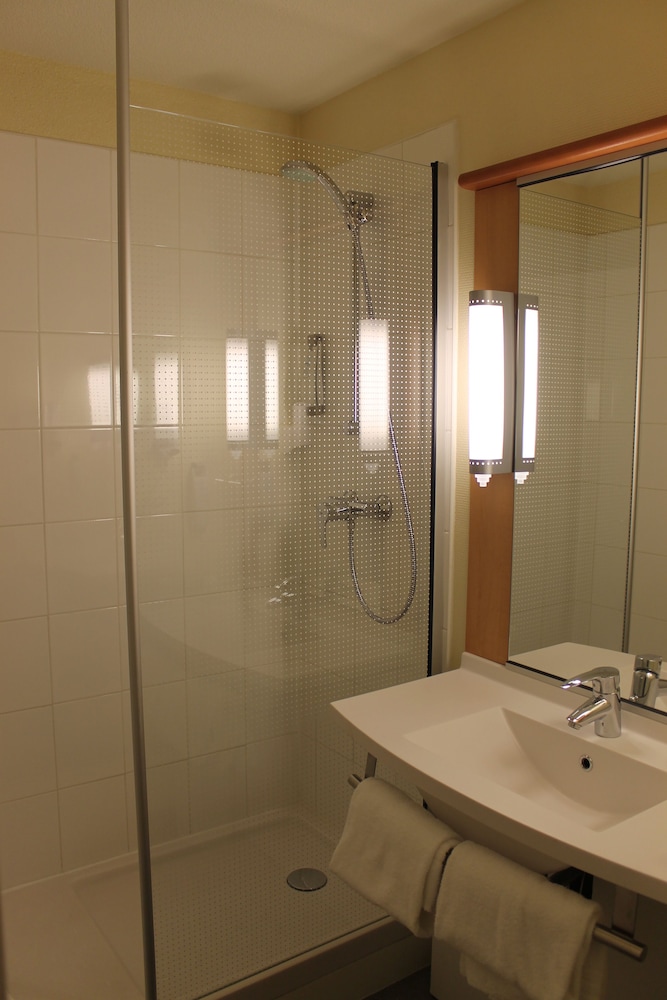Habitación estándar, 1 cama doble del hotel Ibis Avallon. Foto 2