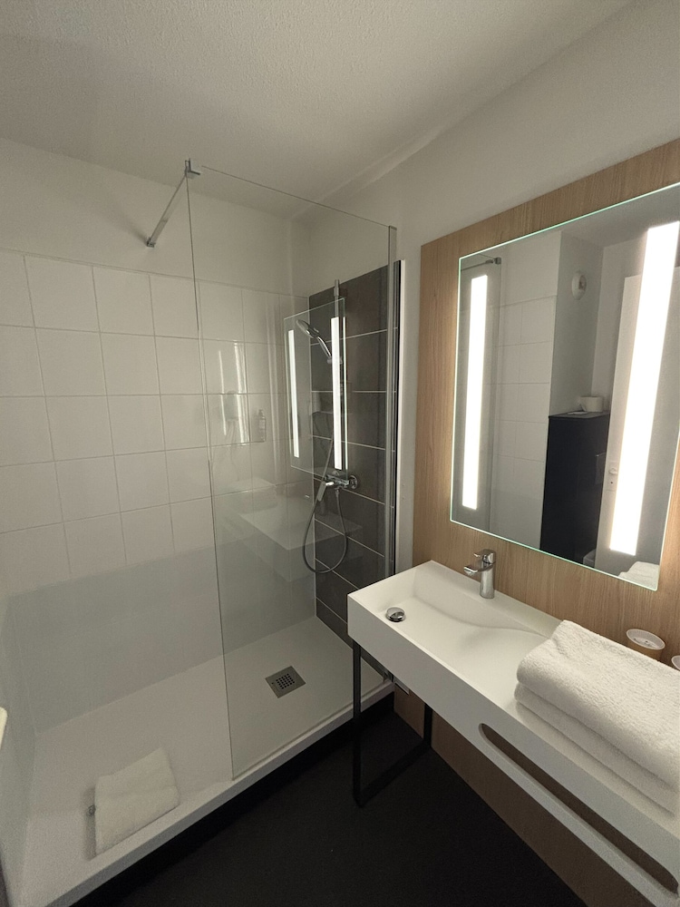 Habitación estándar, 1 cama doble del hotel Ibis Avallon. Foto 3