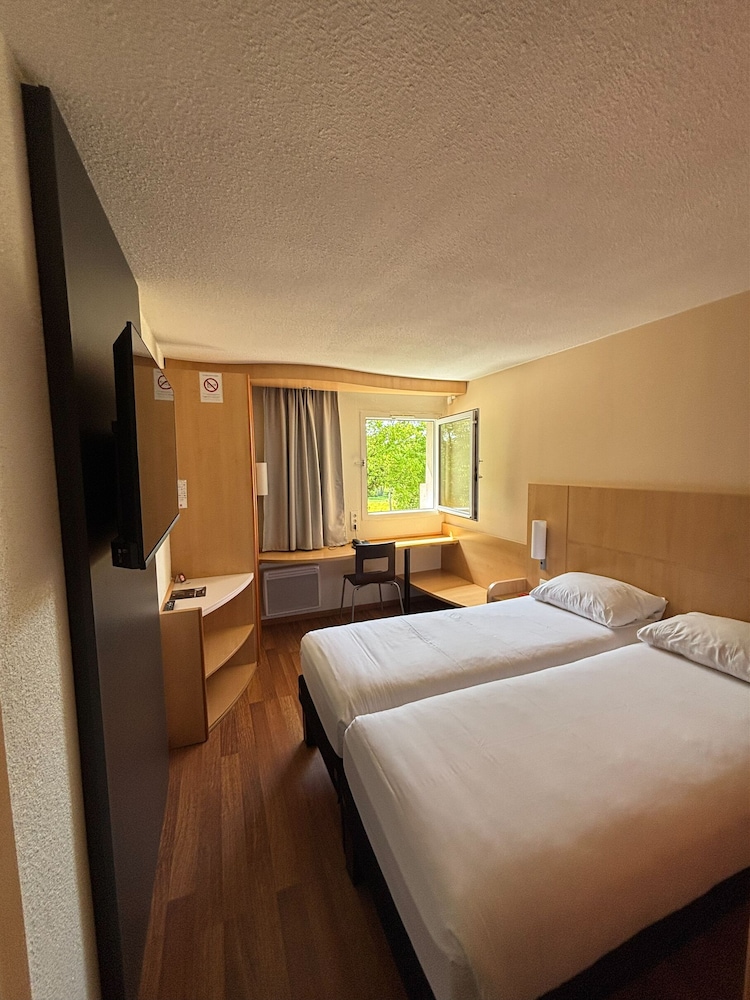 Habitación estándar, 2 camas individuales del hotel Ibis Avallon. Foto 1