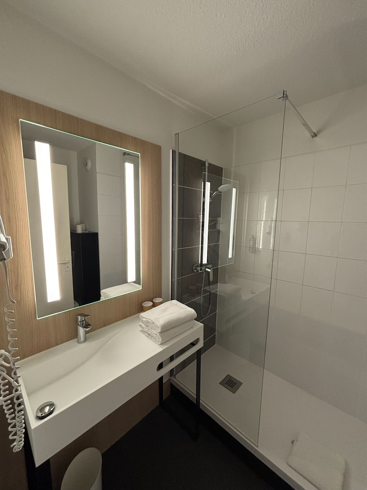 Habitación estándar, 2 camas individuales del hotel Ibis Avallon. Foto 3