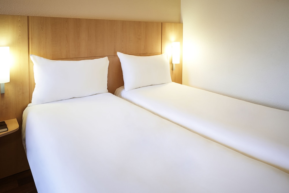 Habitación estándar con 2 camas individuales del hotel Ibis Bayonne Centre. Foto 1
