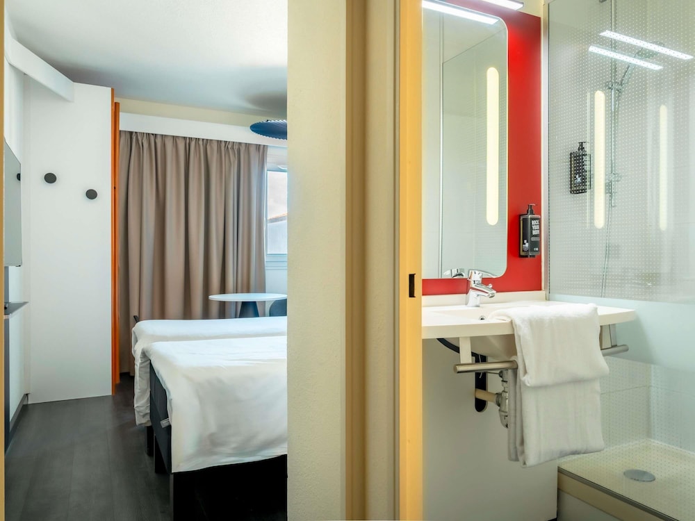 Habitación estándar con 2 camas individuales del hotel Ibis Bayonne Centre. Foto 10