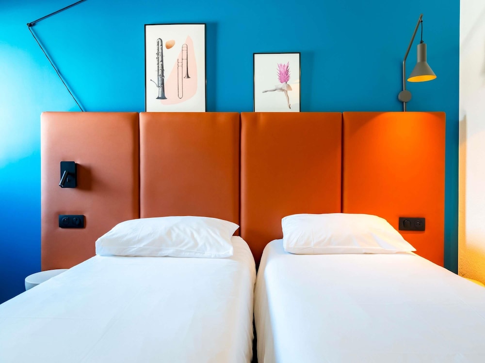 Habitación estándar con 2 camas individuales del hotel Ibis Bayonne Centre. Foto 11