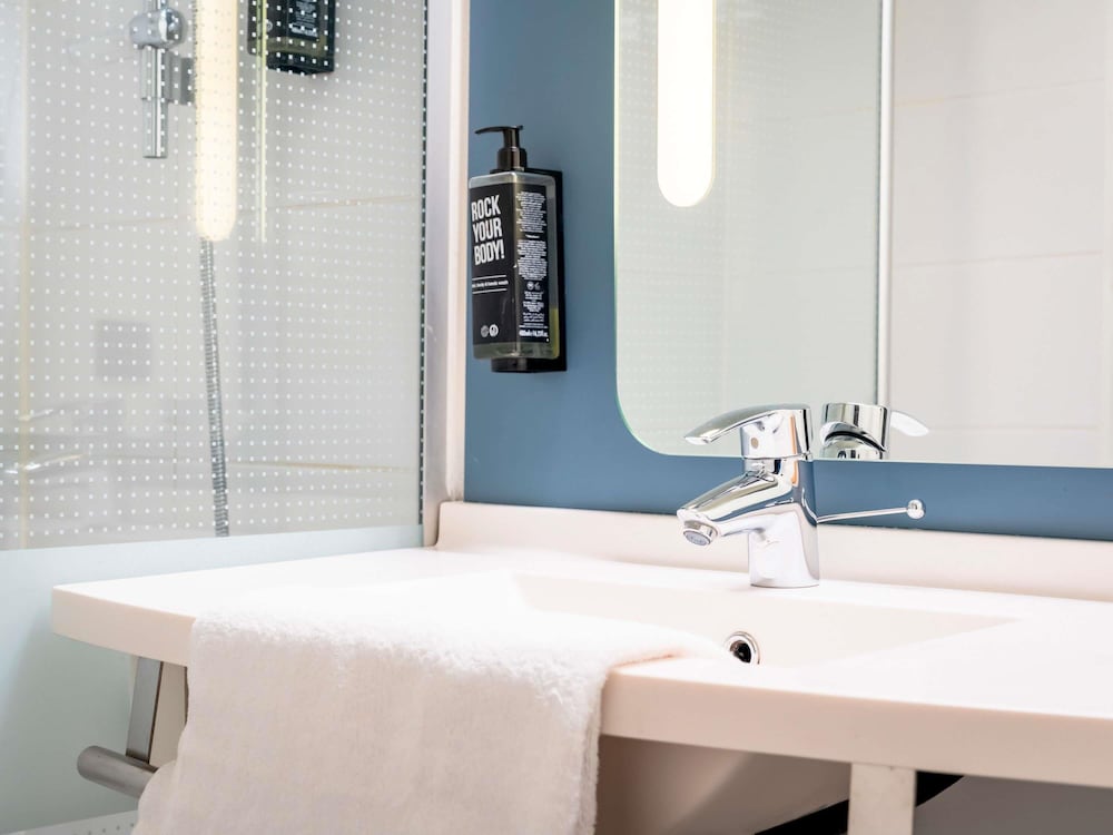 Habitación estándar con 2 camas individuales del hotel Ibis Bayonne Centre. Foto 12