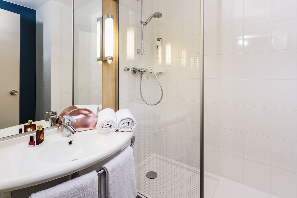Habitación estándar con 2 camas individuales del hotel Ibis Bayonne Centre. Foto 13