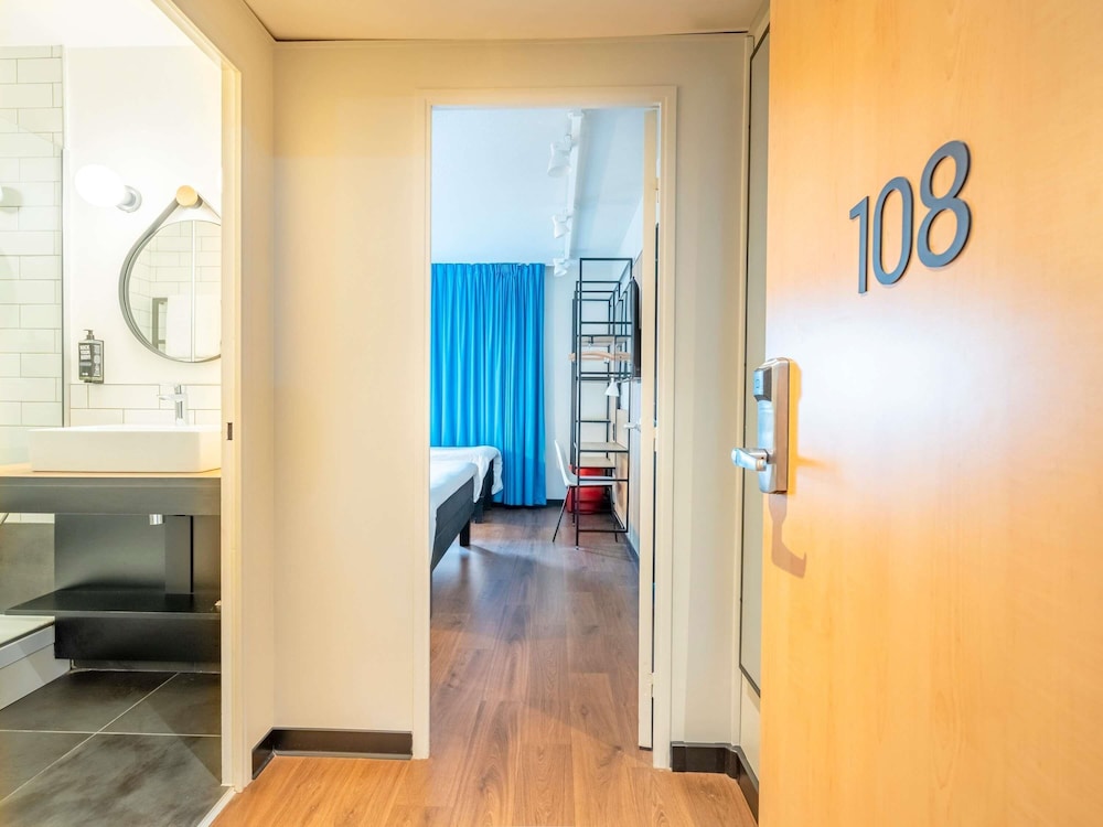 Habitación estándar con una cama doble y una cama individual del hotel Ibis Bayonne Centre