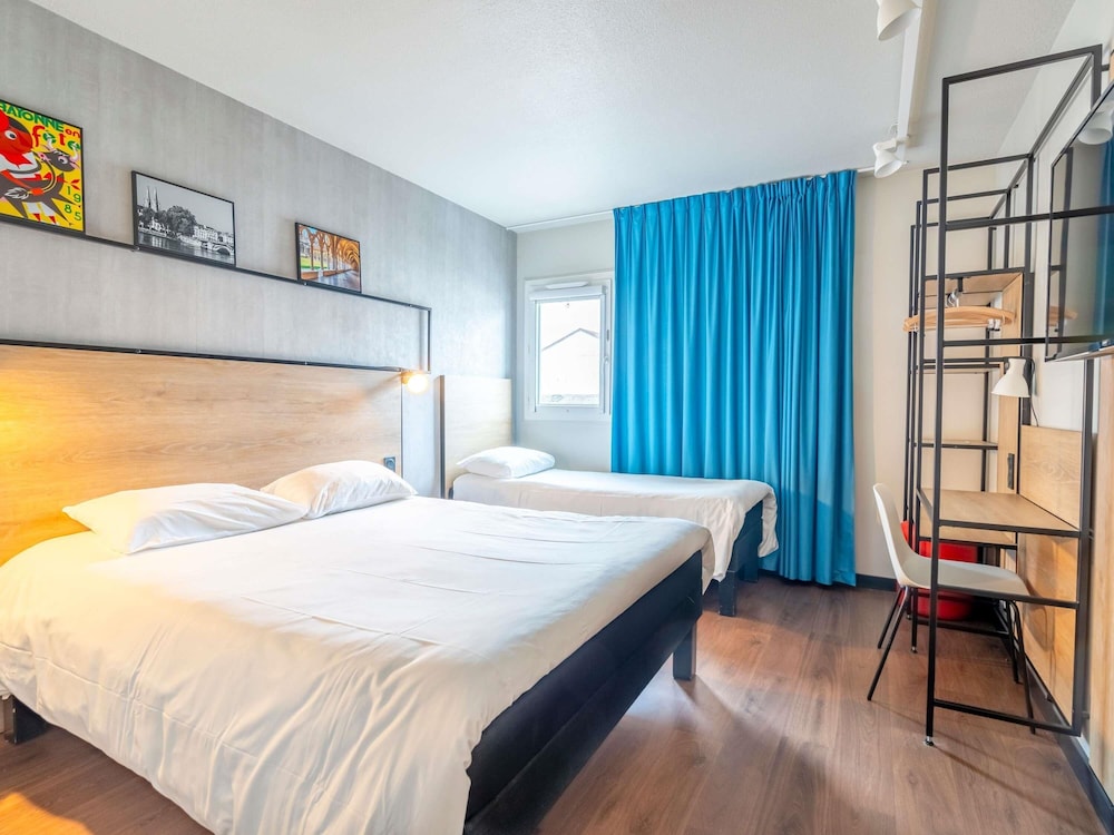 Habitación estándar con una cama doble y una cama individual del hotel Ibis Bayonne Centre. Foto 3