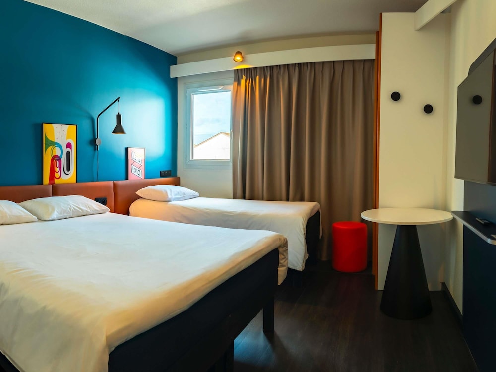 Habitación estándar con una cama doble y una cama individual del hotel Ibis Bayonne Centre. Foto 5