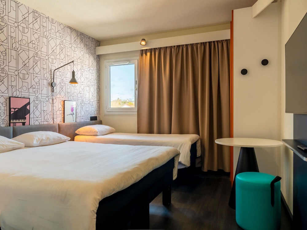 Habitación estándar con una cama doble y una cama individual del hotel Ibis Bayonne Centre. Foto 6