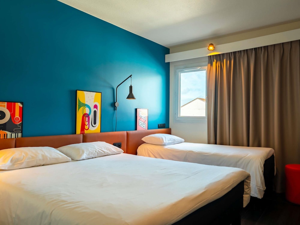 Habitación estándar con una cama doble y una cama individual del hotel Ibis Bayonne Centre. Foto 9