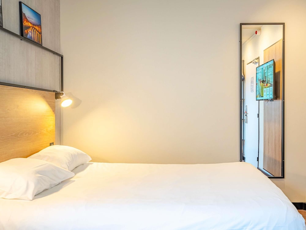 Habitación estándar con cama doble para personas con movilidad reducida del hotel Ibis Bayonne Centre. Foto 1