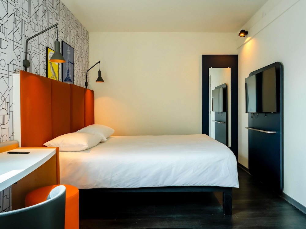 Habitación estándar con cama doble para personas con movilidad reducida del hotel Ibis Bayonne Centre. Foto 2