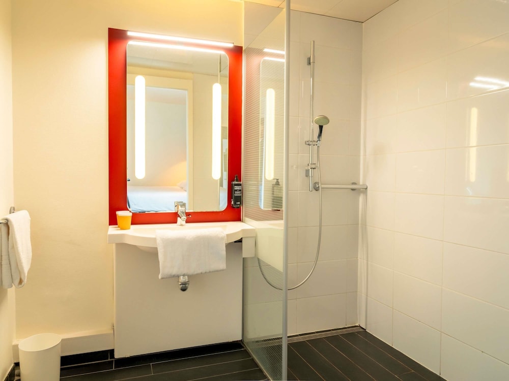 Habitación estándar con cama doble para personas con movilidad reducida del hotel Ibis Bayonne Centre. Foto 3