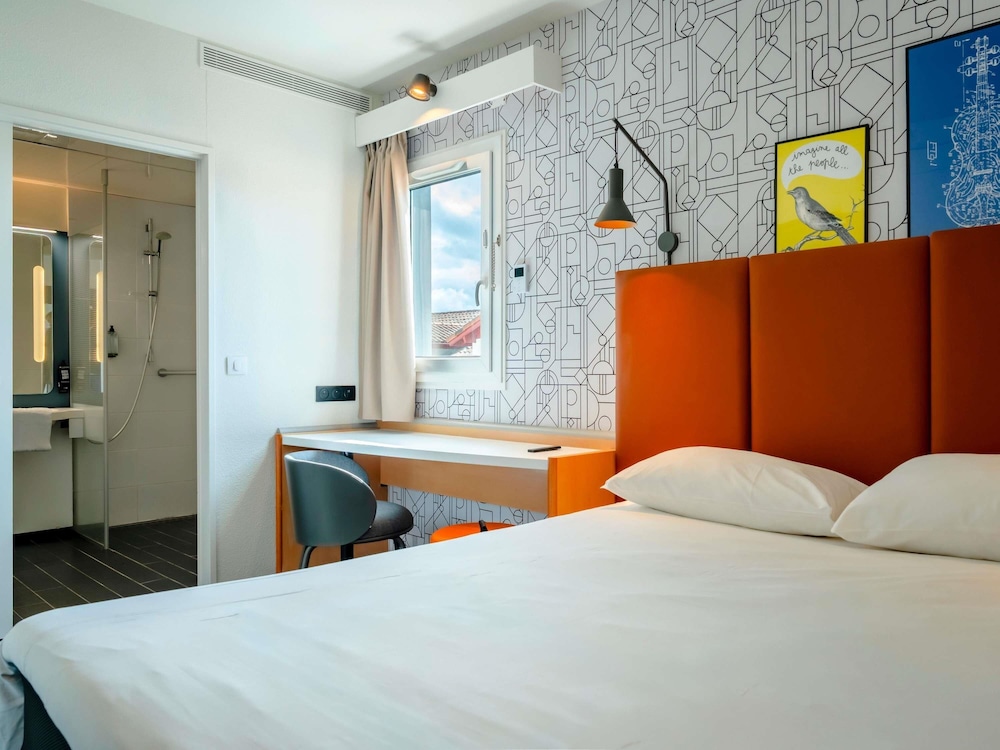 Habitación estándar con cama doble para personas con movilidad reducida del hotel Ibis Bayonne Centre. Foto 4