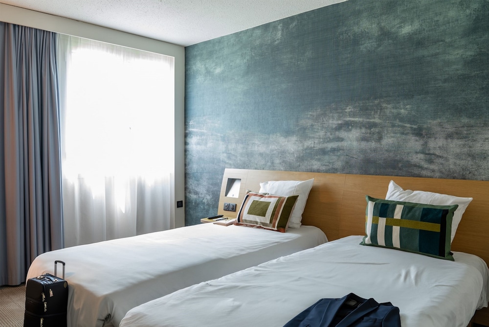 Habitación estándar con camas individuales del hotel Novotel Bayeux. Foto 1