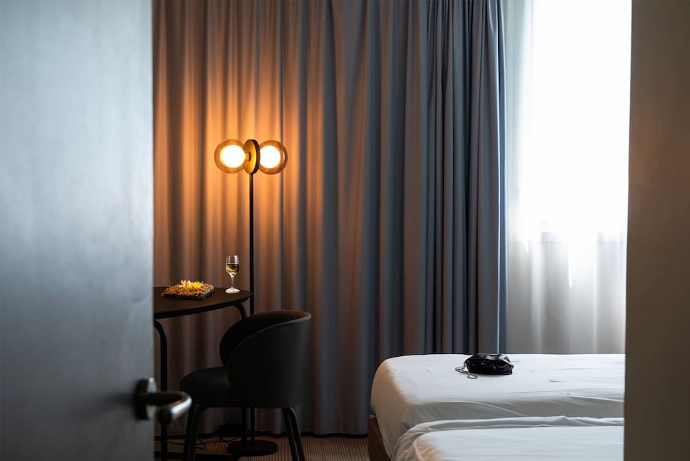 Habitación estándar con camas individuales del hotel Novotel Bayeux. Foto 2