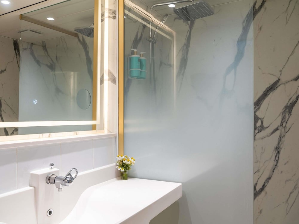 Habitación estándar con camas individuales del hotel Novotel Bayeux. Foto 3