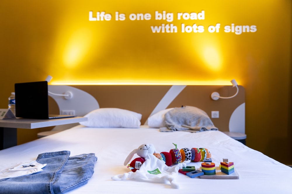 Habitación Estándar con cama doble y sofá del hotel Ibis Styles Beauvais. Foto 1