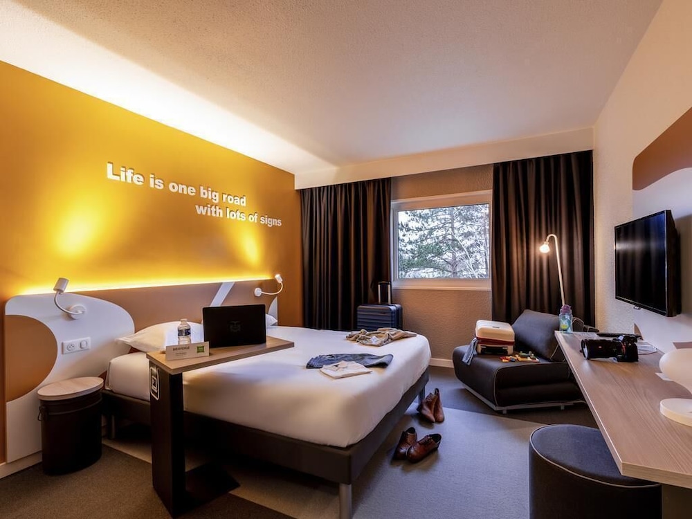 Habitación Estándar con cama doble y sofá del hotel Ibis Styles Beauvais. Foto 3