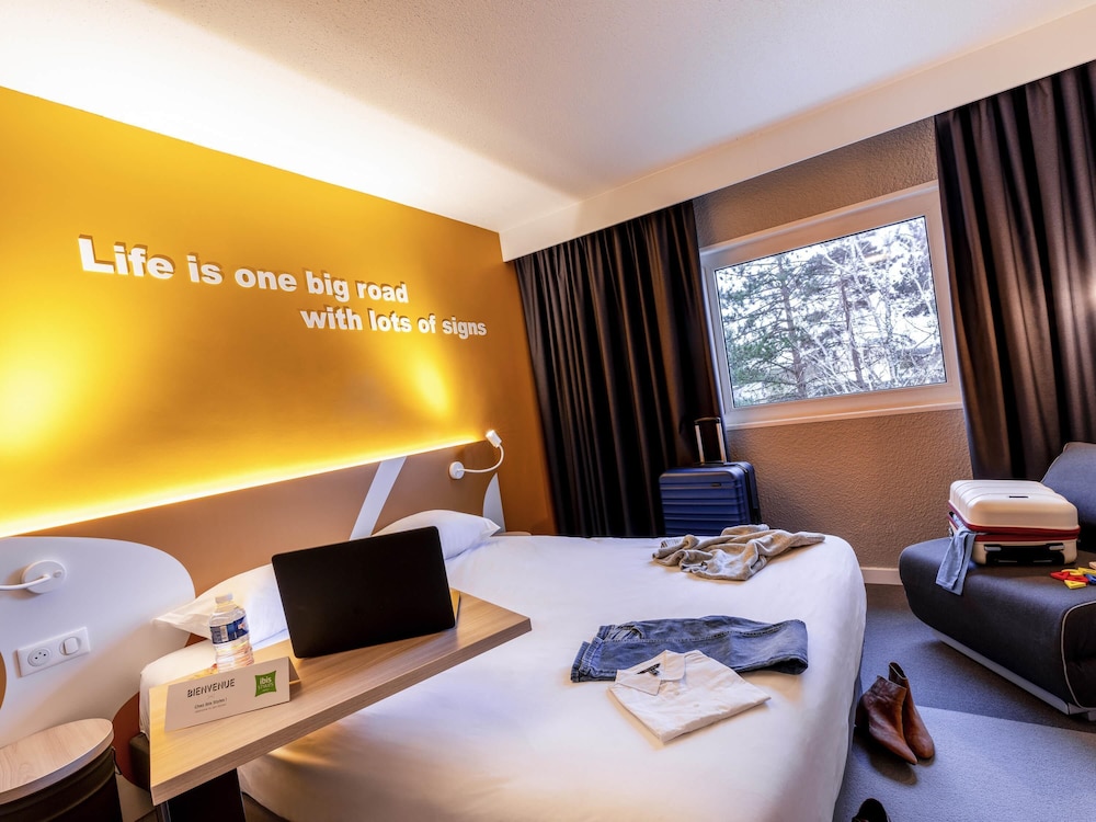 Habitación Estándar con cama doble y sofá del hotel Ibis Styles Beauvais. Foto 4