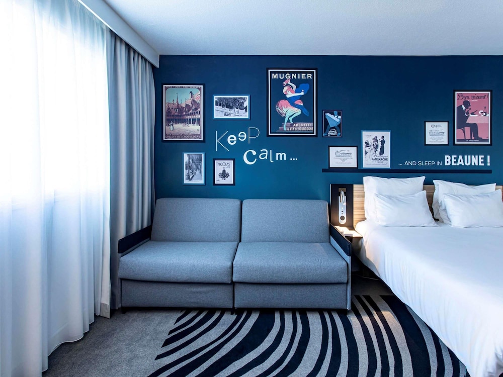 Habitación Clásica Familiar - 1 cama doble y 2 sofá - camas individuales del hotel Novotel Beaune. Foto 9