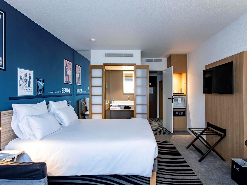 Habitación Clásica Familiar - 1 cama doble y 2 sofá - camas individuales del hotel Novotel Beaune. Foto 10