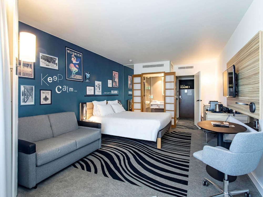 Habitación Ejecutiva con 1 cama doble y 1 sofá - cama individual del hotel Novotel Beaune. Foto 11