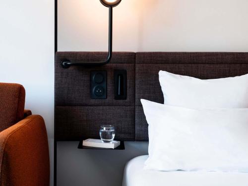 Habitación Comfort con 2 camas individuales que forman 1 cama doble y 1 sofá - cama individual del hotel Novotel Belfort Centre Atria. Foto 1