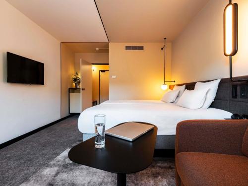 Habitación Comfort con 2 camas individuales que forman 1 cama doble y 1 sofá - cama individual del hotel Novotel Belfort Centre Atria. Foto 3