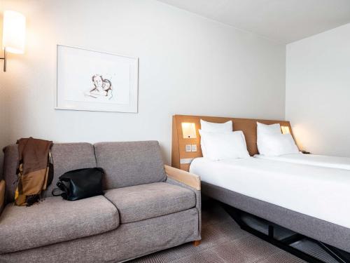 Habitación Clásica con 2 camas individuales y 1 sofá - cama del hotel Novotel Belfort Centre Atria. Foto 6