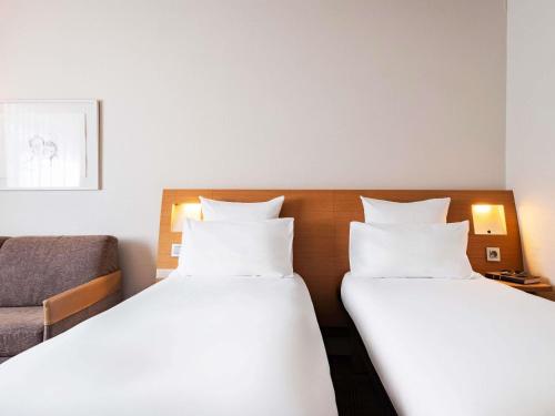 Habitación Clásica con 2 camas individuales y 1 sofá - cama del hotel Novotel Belfort Centre Atria. Foto 7