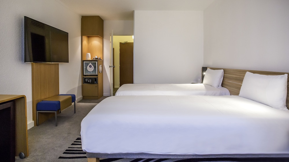 Habitación Clásica con 2 camas individuales que forman 1 cama doble y 1 sofá - cama del hotel Novotel Belfort Centre Atria. Foto 4