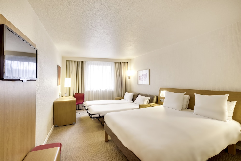 Habitación Clásica con 2 camas individuales que forman 1 cama doble y 1 sofá - cama del hotel Novotel Belfort Centre Atria. Foto 5