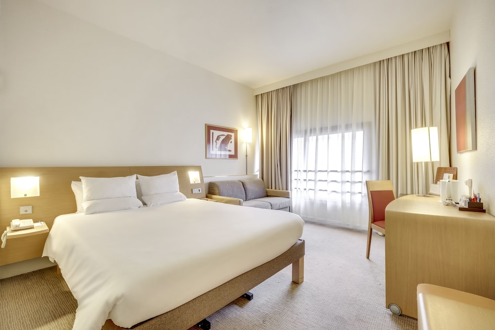 Habitación Clásica con 2 camas individuales que forman 1 cama doble y 1 sofá - cama del hotel Novotel Belfort Centre Atria. Foto 6