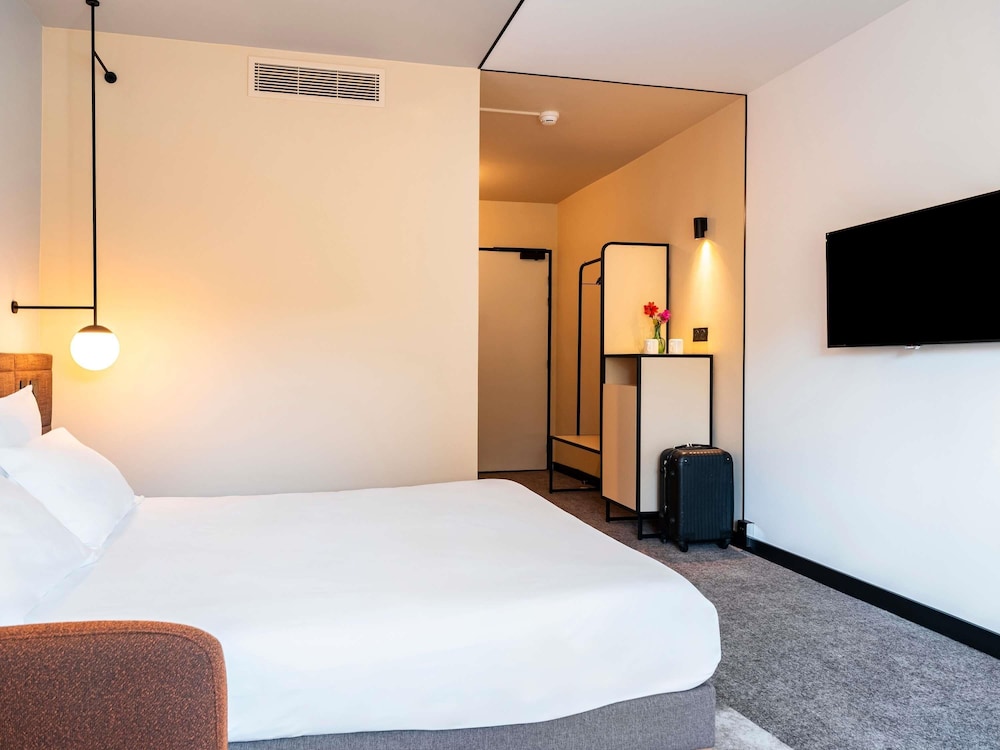Habitación Clásica con 2 camas individuales que forman 1 cama doble y 1 sofá - cama del hotel Novotel Belfort Centre Atria. Foto 9