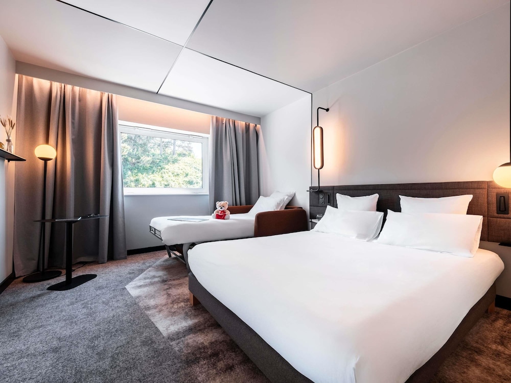 Habitación Clásica con 2 camas individuales que forman 1 cama doble y 1 sofá - cama del hotel Novotel Belfort Centre Atria. Foto 14