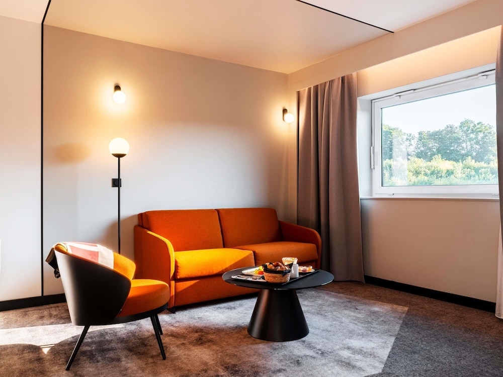 Suite con 1 cama doble y 1 sofá - cama doble del hotel Novotel Belfort Centre Atria. Foto 2