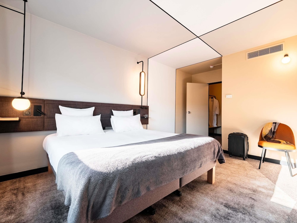 Suite con 1 cama doble y 1 sofá - cama doble del hotel Novotel Belfort Centre Atria. Foto 4