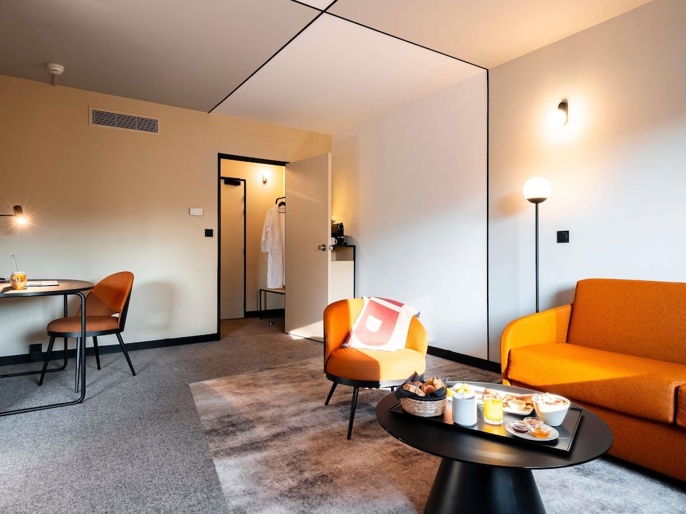 Suite con 1 cama doble y 1 sofá - cama doble del hotel Novotel Belfort Centre Atria. Foto 6