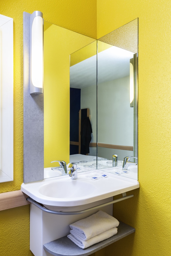 TWIN - Habitación con dos camas individuales del hotel Ibis Budget Besancon Centre Gare. Foto 5