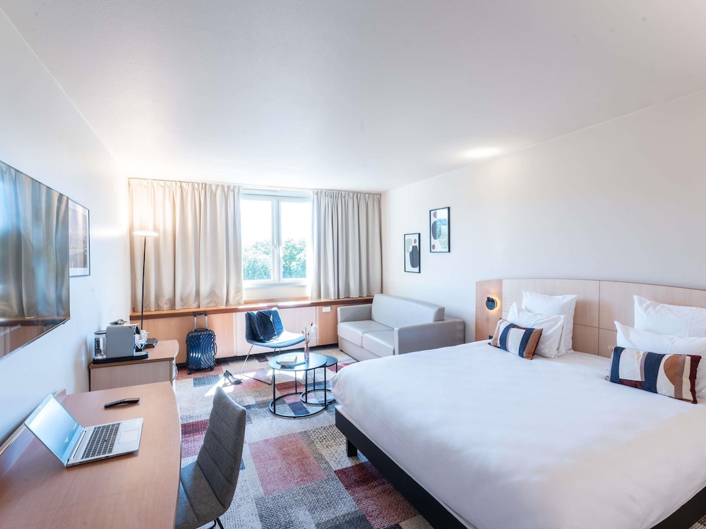 Habitación Privilege con 1 cama doble y 1 sofá cama del hotel Mercure Besancon Parc Micaud