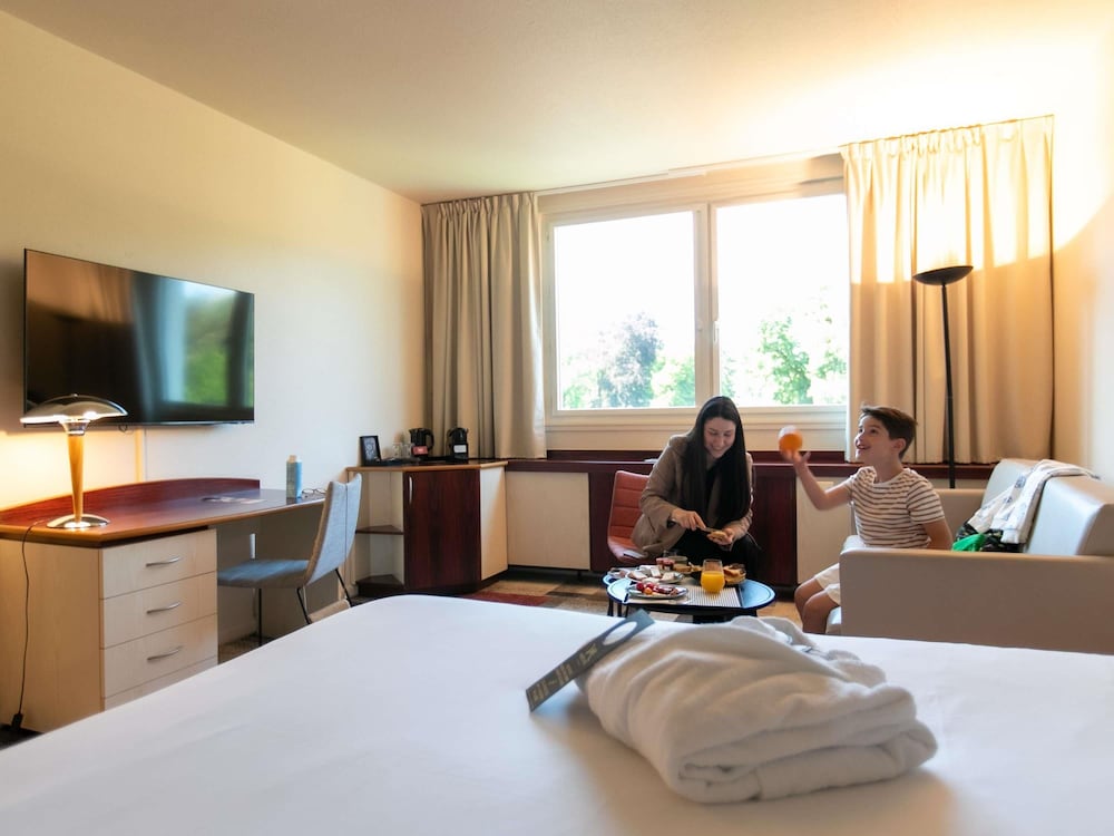 Habitación Privilege con 1 cama doble y 1 sofá cama del hotel Mercure Besancon Parc Micaud. Foto 4