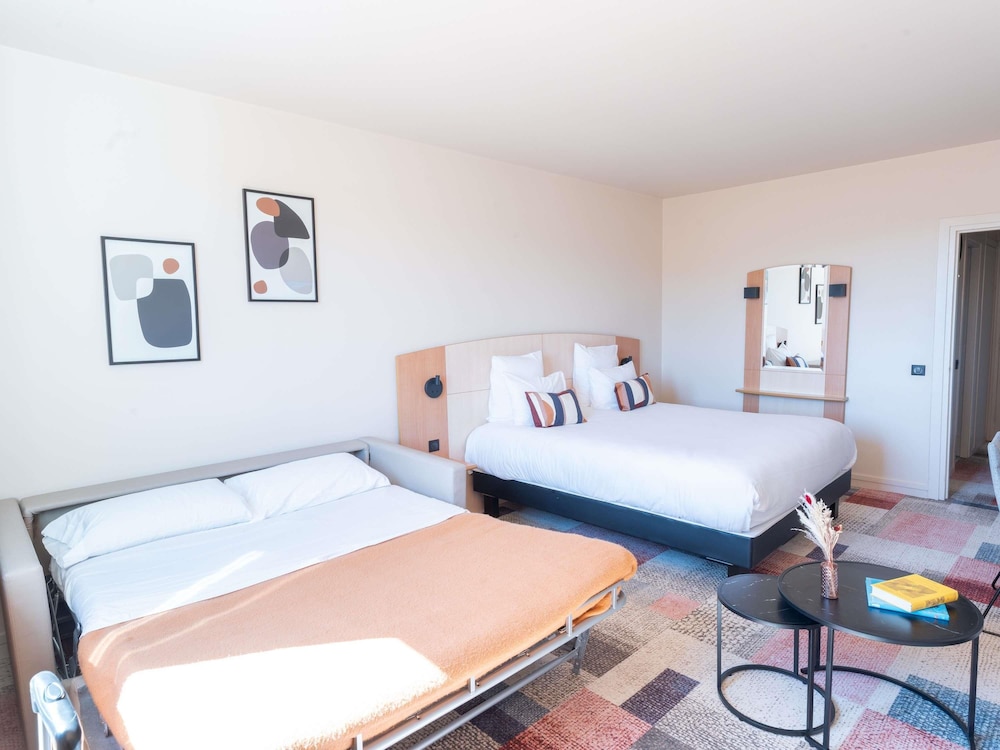 Habitación Privilege con 1 cama doble y 1 sofá cama del hotel Mercure Besancon Parc Micaud. Foto 9