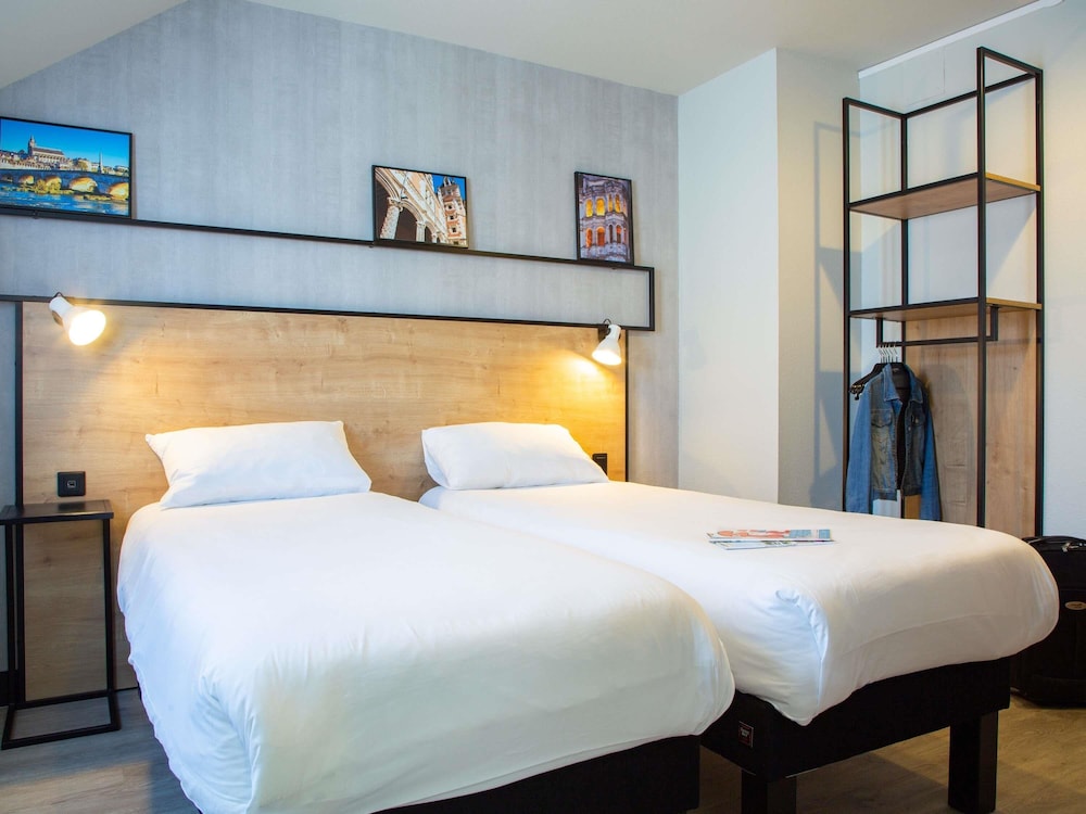 Habitación con 2 camas individuales. Diseño nuevo del hotel ibis Blois Centre Chateau