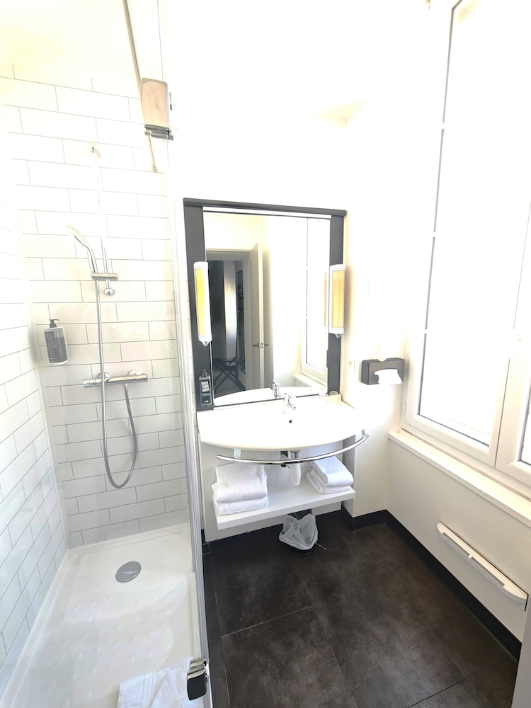 Habitación con 2 camas individuales. Diseño nuevo del hotel ibis Blois Centre Chateau. Foto 2