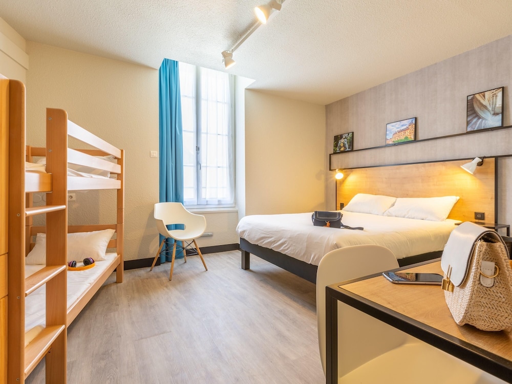 Habitación familiar con cama doble y litera. Diseño nuevo del hotel ibis Blois Centre Chateau